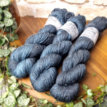 Lade das Bild in den Galerie-Viewer, Silky HT - Thunderstruck