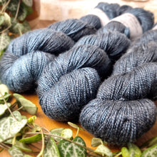 Lade das Bild in den Galerie-Viewer, Silky HT - Thunderstruck