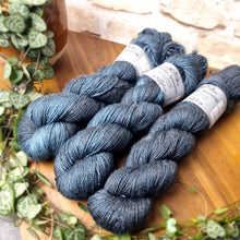 Lade das Bild in den Galerie-Viewer, Silky HT - Thunderstruck