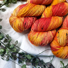 Lade das Bild in den Galerie-Viewer, Donegal Tweed - Fire