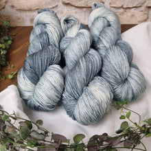 Lade das Bild in den Galerie-Viewer, Merino Silk Sock - Nebelschleier