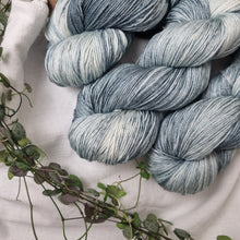 Lade das Bild in den Galerie-Viewer, Merino Silk Sock - Nebelschleier