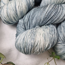Lade das Bild in den Galerie-Viewer, Merino Silk Sock - Nebelschleier