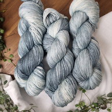 Lade das Bild in den Galerie-Viewer, Merino Silk Sock - Nebelschleier