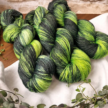 Lade das Bild in den Galerie-Viewer, Merino Silk Sock - Hulk (leuchtet unter UV-Licht)