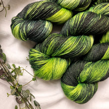 Lade das Bild in den Galerie-Viewer, Merino Silk Sock - Hulk (leuchtet unter UV-Licht)