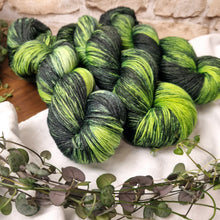 Lade das Bild in den Galerie-Viewer, Merino Silk Sock - Hulk (leuchtet unter UV-Licht)