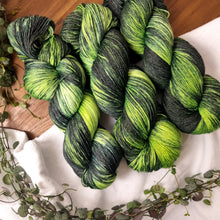 Lade das Bild in den Galerie-Viewer, Merino Silk Sock - Hulk (leuchtet unter UV-Licht)