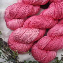 Lade das Bild in den Galerie-Viewer, Merino Silk Sock - Himbeer Smoothie