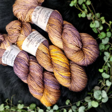 Lade das Bild in den Galerie-Viewer, Merino Silk Sock - Plum Sauce