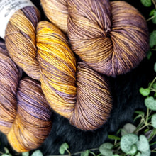 Lade das Bild in den Galerie-Viewer, Merino Silk Sock - Plum Sauce