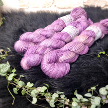 Lade das Bild in den Galerie-Viewer, Angel Delight - Jacaranda