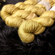 Lade das Bild in den Galerie-Viewer, Kathmandu (Camel/Silk) - Golden Moss