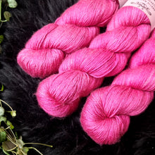 Lade das Bild in den Galerie-Viewer, Kathmandu (Camel/Silk) - Ruby