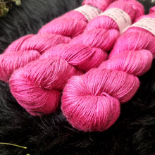 Lade das Bild in den Galerie-Viewer, Kathmandu (Camel/Silk) - Ruby