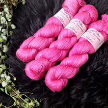 Lade das Bild in den Galerie-Viewer, Kathmandu (Camel/Silk) - Ruby