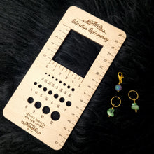 Lade das Bild in den Galerie-Viewer, Maschenprobenmaß / Nadelmaß (Holz)