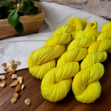 Lade das Bild in den Galerie-Viewer, Platinum Sock - Dangerzone (neongelb)