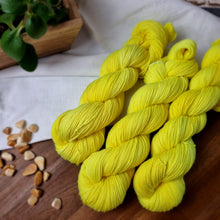 Lade das Bild in den Galerie-Viewer, Platinum Sock - Dangerzone (neongelb)