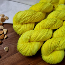 Lade das Bild in den Galerie-Viewer, Platinum Sock - Dangerzone (neongelb)