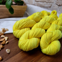 Lade das Bild in den Galerie-Viewer, Platinum Sock - Dangerzone (neongelb)