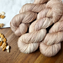 Lade das Bild in den Galerie-Viewer, Merino Silk Sock - Sandelholz