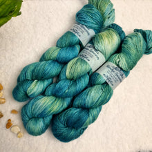 Lade das Bild in den Galerie-Viewer, Angel Delight - Iguana