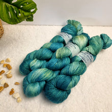 Lade das Bild in den Galerie-Viewer, Angel Delight - Iguana