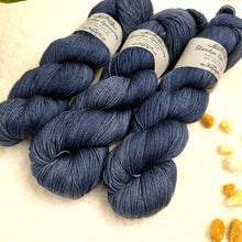 Lade das Bild in den Galerie-Viewer, Yak Sock - Ferryman