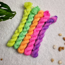 Lade das Bild in den Galerie-Viewer, Colourwork Mini-Set - Neon (leuchtet unter UV-Licht) (5×20g)