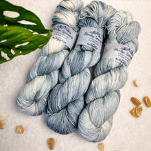 Lade das Bild in den Galerie-Viewer, Platinum Sock - Nebelschleier
