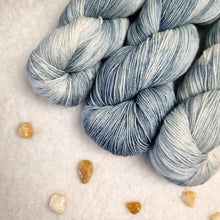 Lade das Bild in den Galerie-Viewer, Platinum Sock - Nebelschleier