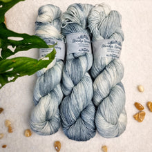 Lade das Bild in den Galerie-Viewer, Platinum Sock - Nebelschleier