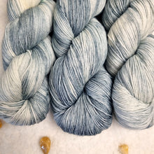 Lade das Bild in den Galerie-Viewer, Platinum Sock - Nebelschleier