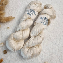 Lade das Bild in den Galerie-Viewer, Nepal - naturweiß