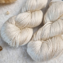 Lade das Bild in den Galerie-Viewer, Nepal - naturweiß