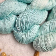 Lade das Bild in den Galerie-Viewer, Merino Silk Sock - Lagoon