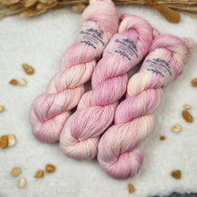 Lade das Bild in den Galerie-Viewer, Platinum Sock - Sahnebonbon
