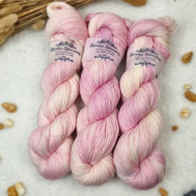 Lade das Bild in den Galerie-Viewer, Platinum Sock - Sahnebonbon