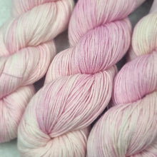 Lade das Bild in den Galerie-Viewer, Platinum Sock - Sahnebonbon