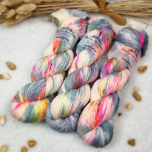 Lade das Bild in den Galerie-Viewer, Platinum Sock - Jubel! (leuchtet unter UV-Licht)