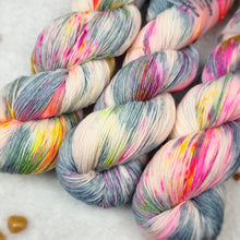 Lade das Bild in den Galerie-Viewer, Platinum Sock - Jubel! (leuchtet unter UV-Licht)