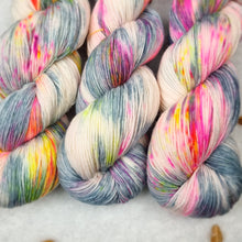 Lade das Bild in den Galerie-Viewer, Platinum Sock - Jubel! (leuchtet unter UV-Licht)