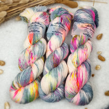 Lade das Bild in den Galerie-Viewer, Platinum Sock - Jubel! (leuchtet unter UV-Licht)