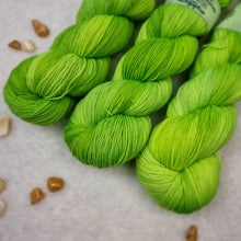 Lade das Bild in den Galerie-Viewer, Platinum Sock - Matrix (neon, leuchtet unter UV-Licht)