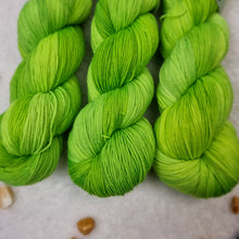 Lade das Bild in den Galerie-Viewer, Platinum Sock - Matrix (neon, leuchtet unter UV-Licht)