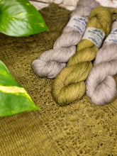 Lade das Bild in den Galerie-Viewer, Yak Sock - Olive