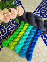 Lade das Bild in den Galerie-Viewer, Strickset Gloria Triangle - (1x100g & 5×20g)