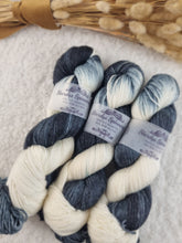 Lade das Bild in den Galerie-Viewer, Merino Silk Sock - Hold your Zebras