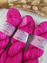 Lade das Bild in den Galerie-Viewer, Merino Silk Sock - Hot Pink